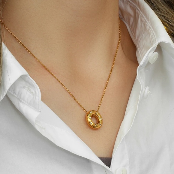 ◾️18k Gold Plated Crystal Paved Round Chunky Pendant Necklace - Picture 5 of 16